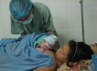 <b>Nhiều lợi ích từ việc áp dụng “da kề da” sau sinh</b><br />Từ tháng 8/2014, Bệnh viện Phụ... Nhiều lợi ích từ việc áp dụng “da kề da” sau sinh